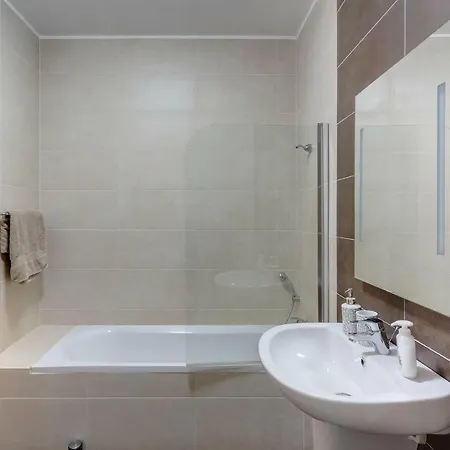Apartment Centric And Spacious With Wifi And Balcony