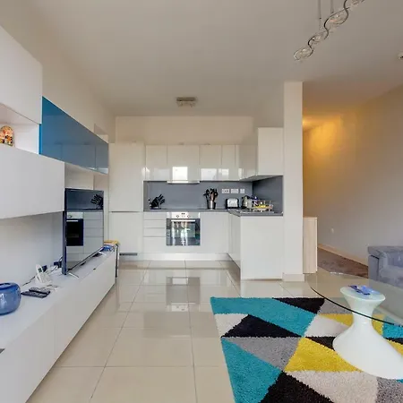 Centric And Spacious With Wifi And Balcony *