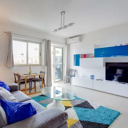 Apartment Centric And Spacious With Wifi And Balcony
