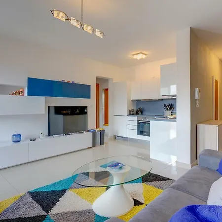 Apartment Centric And Spacious With Wifi And Balcony