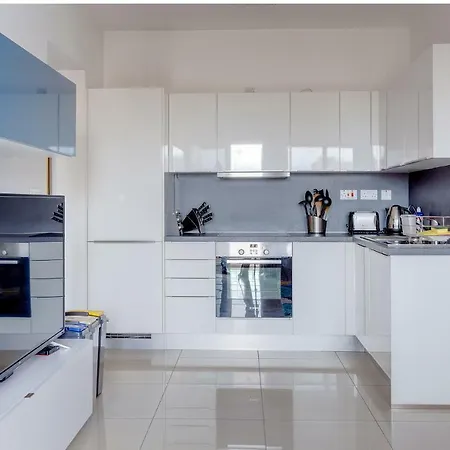 Apartment Centric And Spacious With Wifi And Balcony