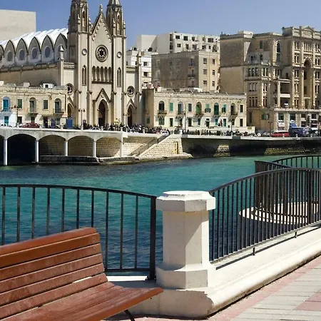 Centric And Spacious With Wifi And Balcony *