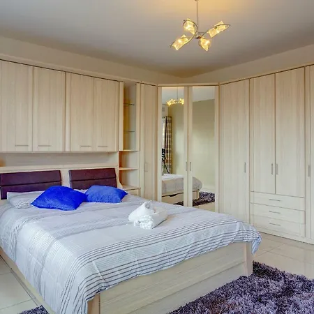 Centric And Spacious With Wifi And Balcony * Gzira